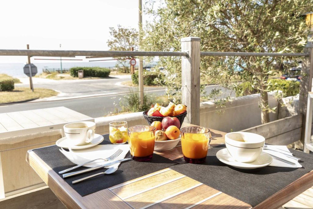 Table-Petit-déjeuner-terrasse-4-Hôtel-du-Grand-Large-Ile-de-Ré- Rivedoux-Plage